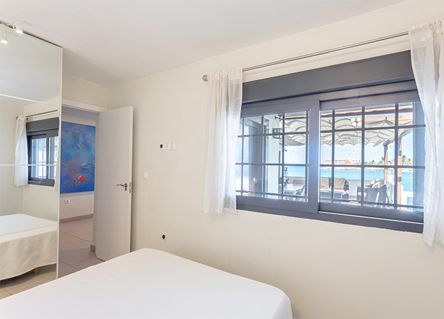 Dormitorio con vistas al mar