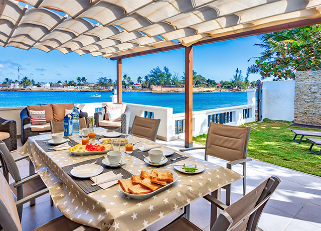 Desayuno en gran terraza con vistas al mar